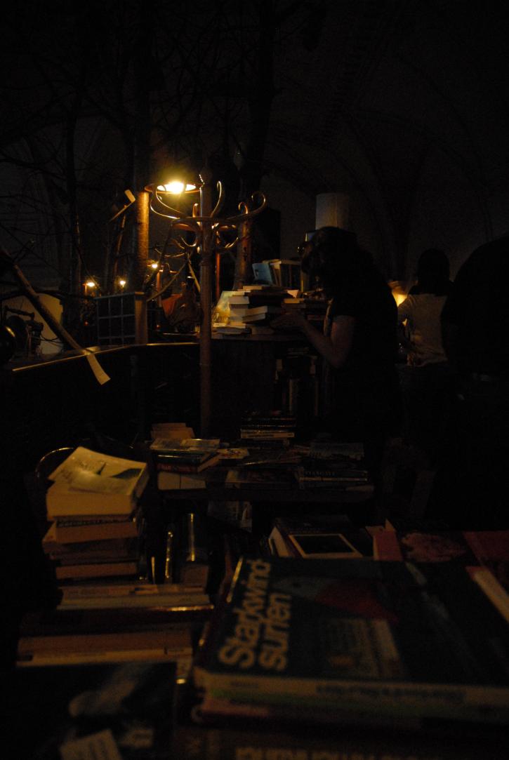 der Buechertisch und das Regal (zweireihig!)