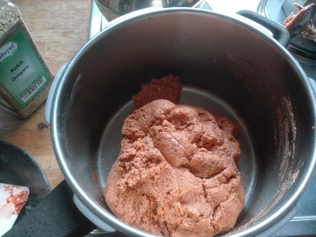 Veganer Leberkäse Masse im Rohzustand/Tofu und Flüssigkeit passieren (ich habe den Mixstab verwendet), feste Bestandteile getrennt davon vermengen, dann zusammenkneten./Ich habe den "Leberkäse" zuerst eine halbe Stunde im vorgeheizten Rohr bei 200 ° C Ober- und Unterhitze gebacken, dann noch eine Stunde bei 180 °. Mit Umluft reichen in der zweiten Stufe vermutlich 160 °. Veganer Leberkäse Masse im Rohzustand/Tofu und Flüssigkeit passieren (ich habe den Mixstab verwendet), feste Bestandteile getrennt davon vermengen, dann zusammenkneten./Ich habe den "Leberkäse" zuerst eine halbe Stunde im vorgeheizten Rohr bei 200 ° C Ober- und Unterhitze gebacken, dann noch eine Stunde bei 180 °. Mit Umluft reichen in der zweiten Stufe vermutlich 160 °.