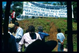 Guatemala 1996/'Las ccpp-vno saludamos a los hermanos de San Juan Ixcán/los felicita por este paso historico/para concretar la paz, ejemplo/semilla de fe en el Ixcán' /(ccpp-vno == Comisiones Permanentes Vertiente Noroccidental (organisación de l@s retornad@s)) Guatemala 1996/'Las ccpp-vno saludamos a los hermanos de San Juan Ixcán/los felicita por este paso historico/para concretar la paz, ejemplo/semilla de fe en el Ixcán' /(ccpp-vno == Comisiones Permanentes Vertiente Noroccidental (organisación de l@s retornad@s))